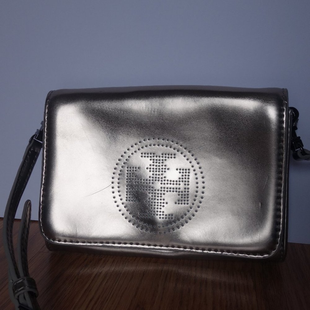 TORY BURCH Metallic Perforated Logo expandable clutch/crossbody